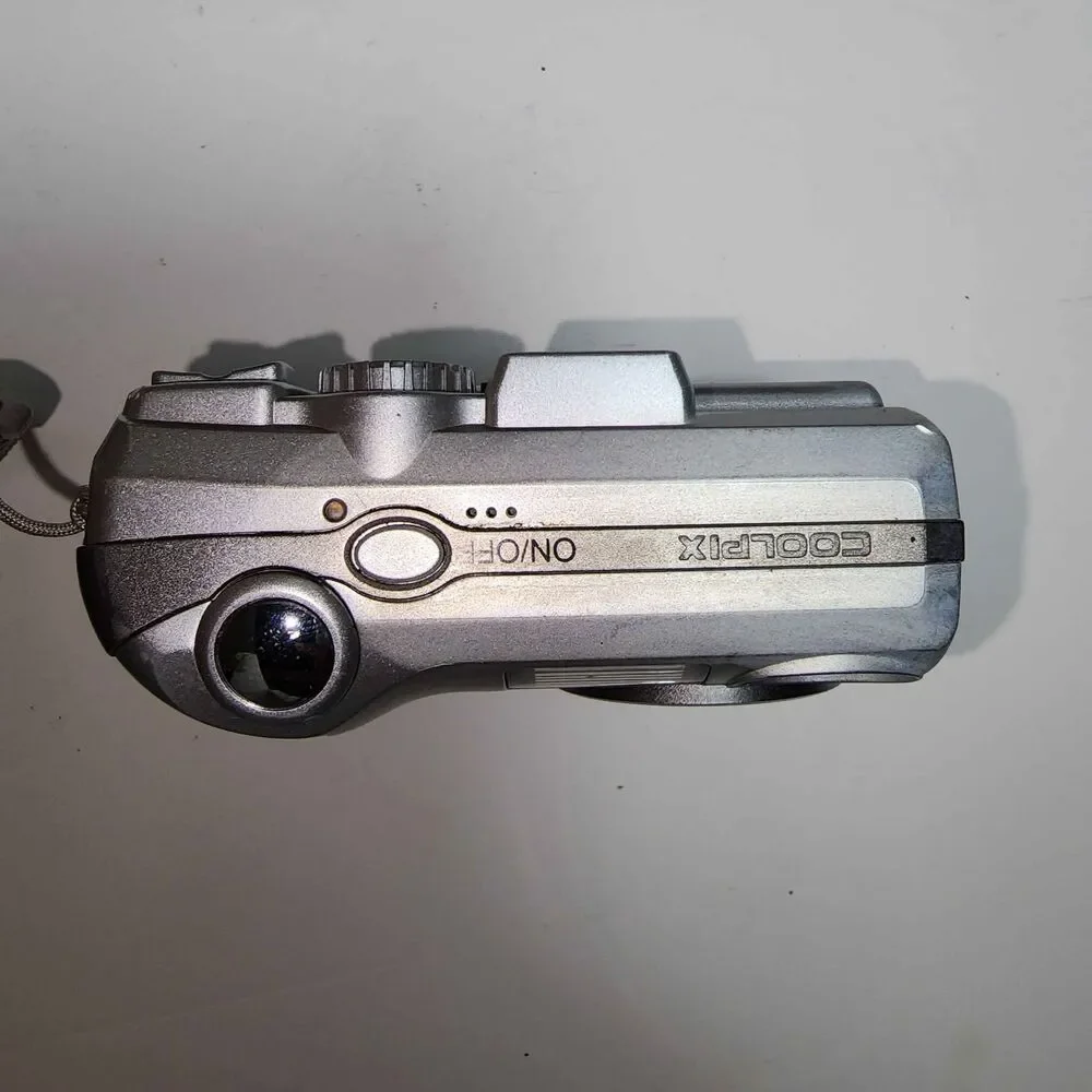Nikon COOLPIX 5600 5.1MP Digital Camera - Silver (read)